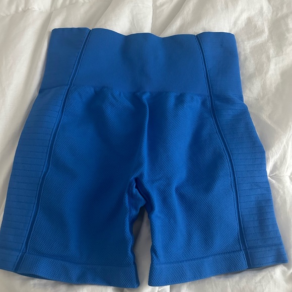 MOOSLOVER Solid Color High Waist Seamless Shorts - Picture 2 of 4